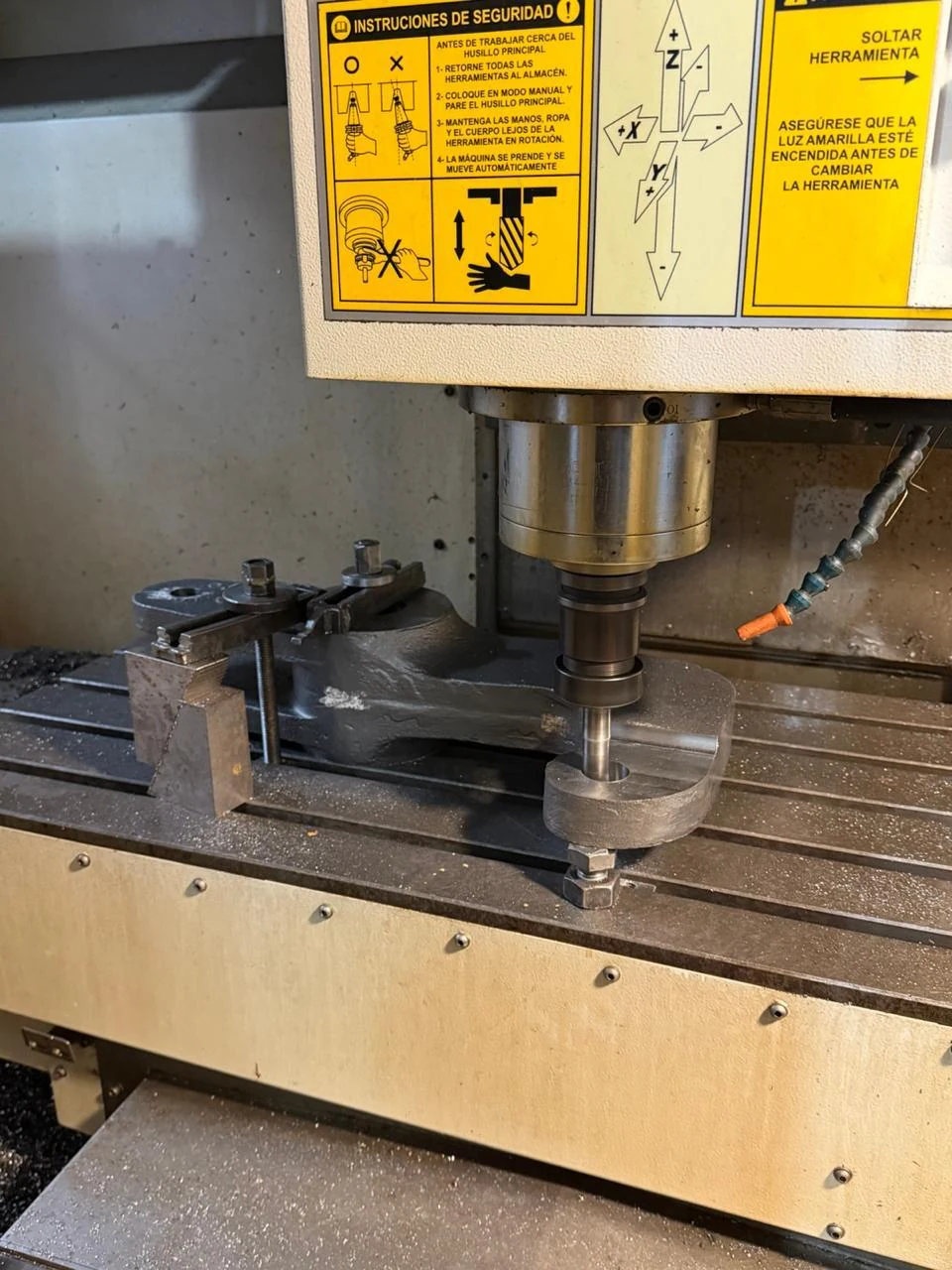 Centro de mecanizado CNC trabajando sobre una pieza